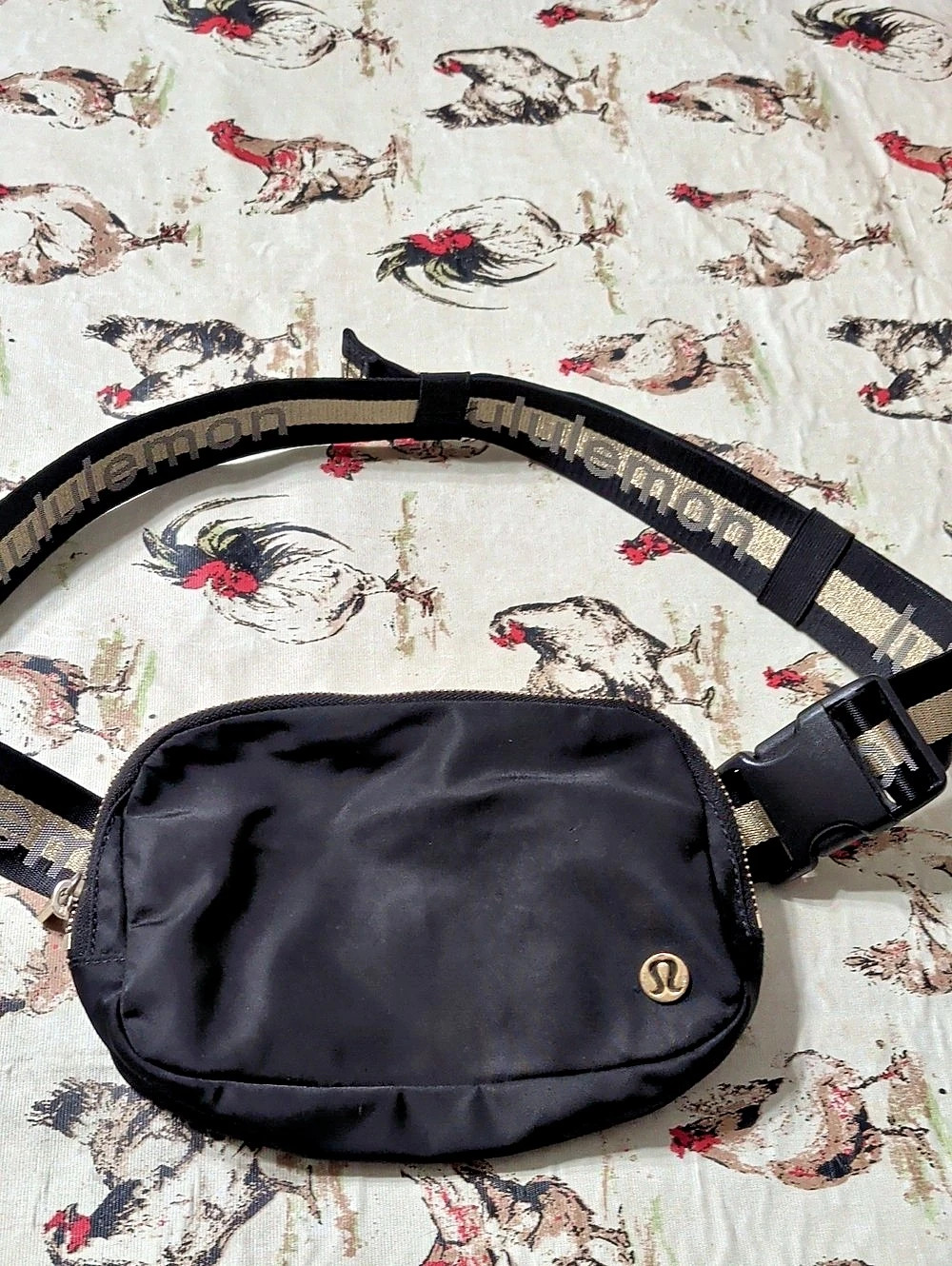lululemon Everywhere Belt Bag 1L Metallic Wordmark Black - Picture 6 of 6